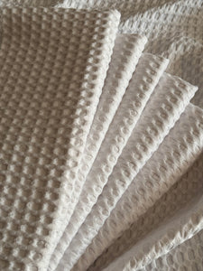 Waffelgewebe aus natürlicher Baumwolle in Beige und Weiß | Ideal für Bad- und Küchentücher | Meterweise erhältlich