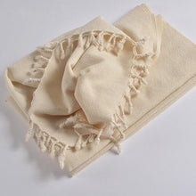 Lade das Bild in den Galerie-Viewer, S.3. Handgewebter Schal aus Wolle und Friedensseide
