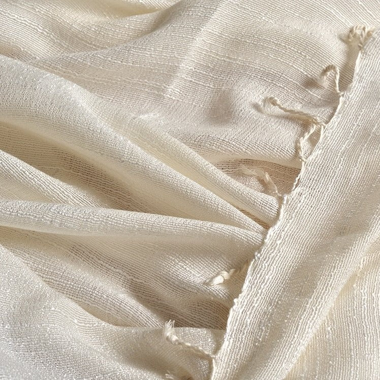 S.2. Handgemachter Schal mit Friedensseide und pflanzlichen Fasern